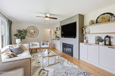 Living - 2521 E Markwardt Street Joplin Mo 64801 St, Joplin, MO 64801 photo 2 of 5