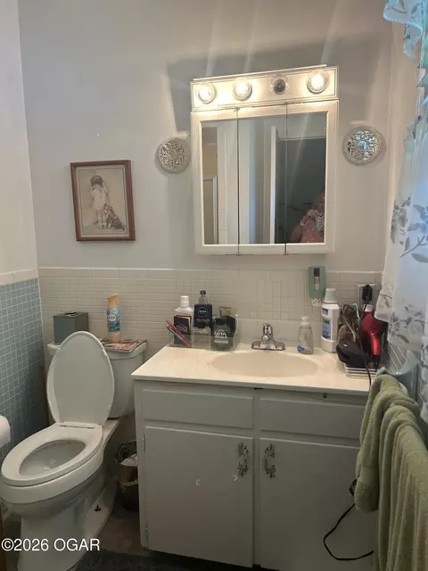 Bath - 400 E 3rd Terrace Lamar Mo 64759 Ter, Lamar, MO 64759 photo 3 of 4