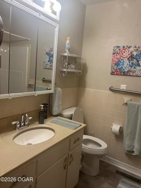 Bath - 400 E 3rd Terrace Lamar Mo 64759 Ter, Lamar, MO 64759 photo 1 of 4