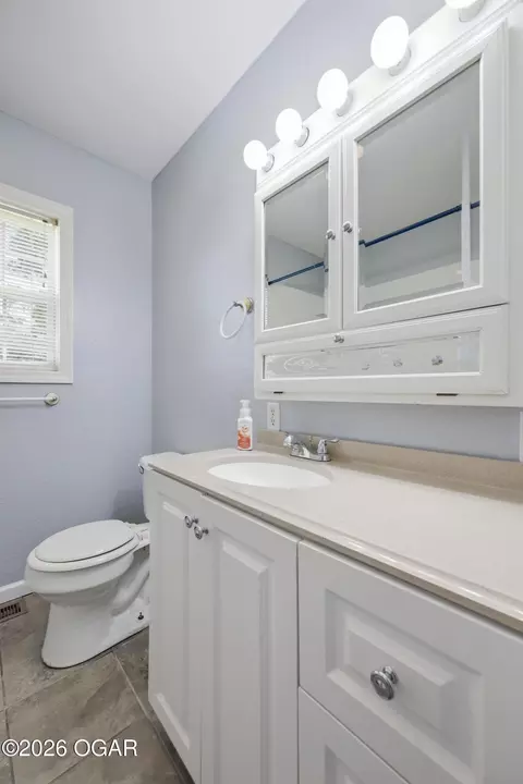 Bath - 6060 Oak Road Carthage Mo 64836 Rd, Carthage, MO 64836 photo 2 of 5