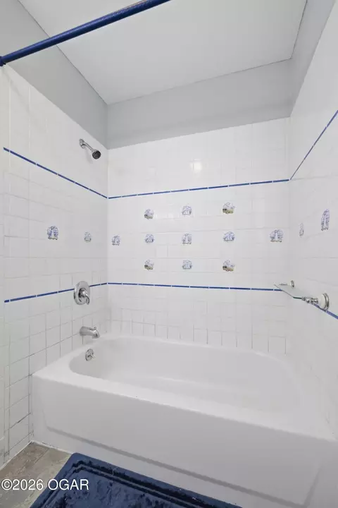 Bath - 6060 Oak Road Carthage Mo 64836 Rd, Carthage, MO 64836 photo 3 of 5