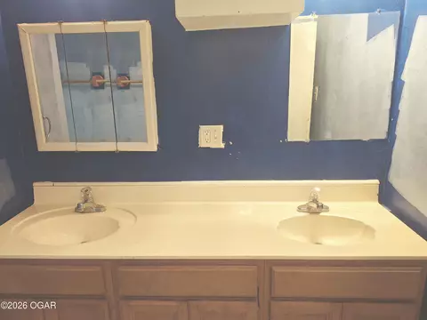 Bath - 1303 Poplar Street Lamar Mo 64759, Lamar, MO 64759 photo 2 of 2