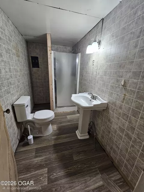 Bath - 364 366 Phoenix Splitlog Road Goodman Mo 64843 Rd, Goodman, MO 64843 photo 2 of 2