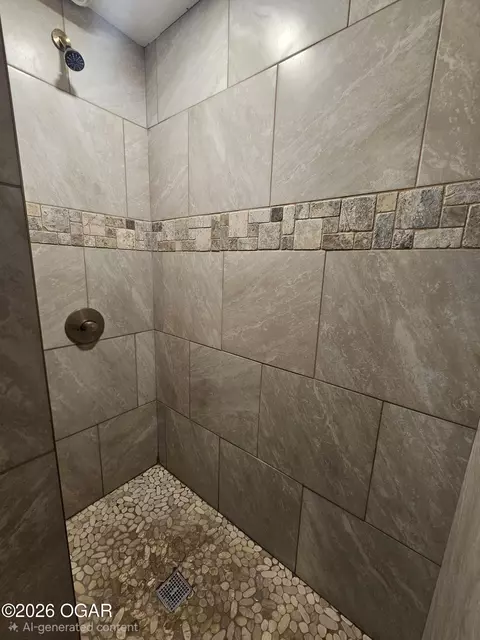 Bath - 364 366 Phoenix Splitlog Road Goodman Mo 64843 Rd, Goodman, MO 64843 photo 2 of 3
