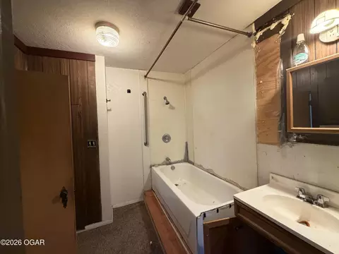 Bath - 822 E 6th Street Galena Ks 66739 St, Galena, KS 66739 photo 2 of 2