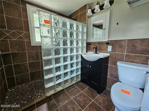 Bath - 1107 S Maple Street Carthage Mo 64836 St, Carthage, MO 64836 photo 1 of 1