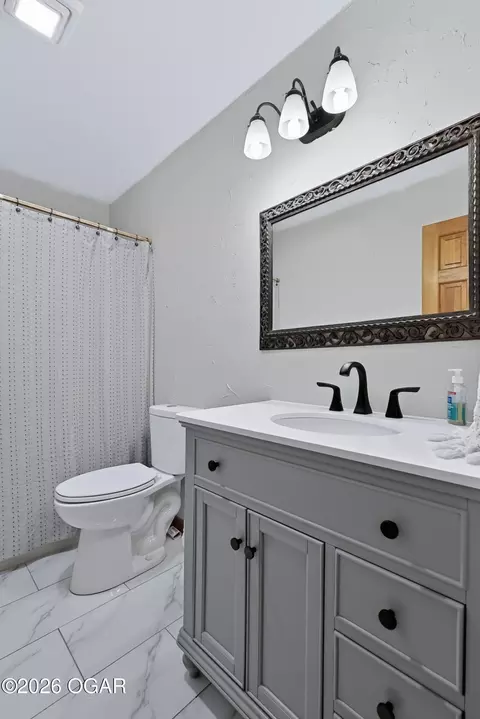 Bath - 2000 Amber Lane Carthage Mo 64836 Ln, Carthage, MO 64836 photo 5 of 6