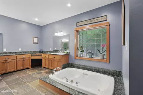 Bath - 4955 Deer Run Loop Carthage Mo 64836 Loop, Carthage, MO 64836 photo 2 of 19