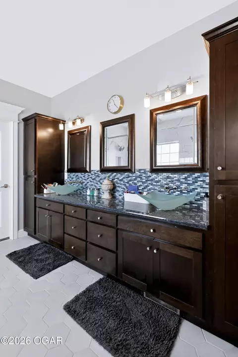Bath - 2820 E Ridgeview Drive Joplin Mo 64801 Dr, Joplin, MO 64801 photo 2 of 10