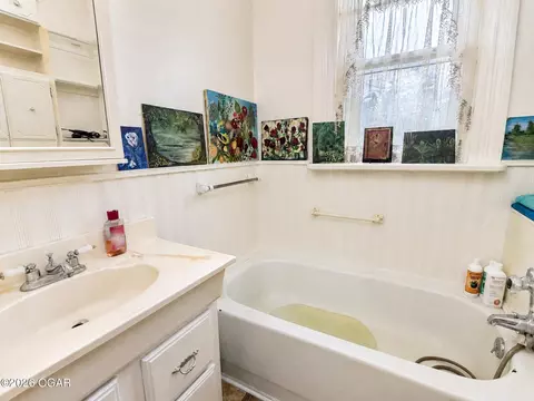 Bath - 1123 S Maple Street Carthage Mo 64836 St, Carthage, MO 64836 photo 3 of 4
