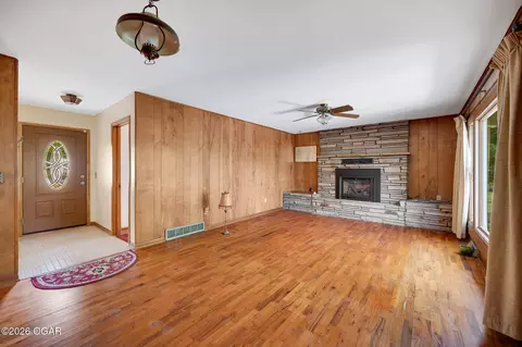 Living - 220 Lian Drive Seneca Mo 64865 Dr, Seneca, MO 64865 photo 2 of 5