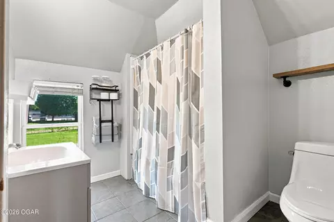Bath - 514 E Scott Street Monett Mo 65708 St, Monett, MO 65708 photo 2 of 4