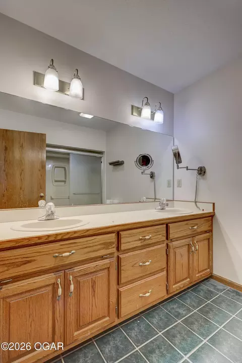 Bath - 312 Lakeview Lane Carl Junction Mo 64834 Ln, Carl Junction, MO 64834 photo 2 of 5