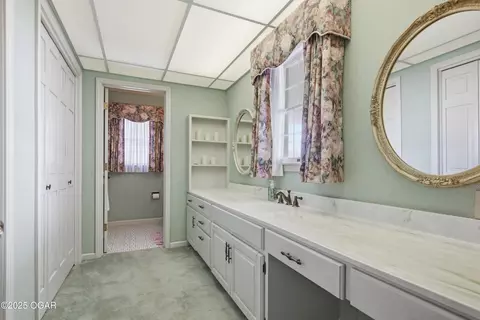 Bath - 202 Gardner Drive Lamar Mo 64759 Dr, Lamar, MO 64759 photo 4 of 9