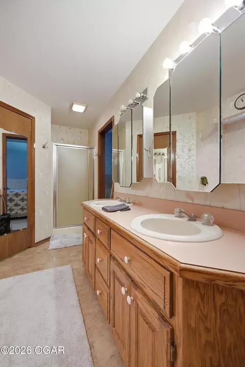 Bath - 2701 E Wickersham Road Joplin Mo 64801 Rd, Joplin, MO 64801 photo 3 of 6