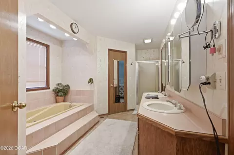 Bath - 2701 E Wickersham Road Joplin Mo 64801 Rd, Joplin, MO 64801 photo 1 of 6