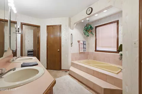 Bath - 2701 E Wickersham Road Joplin Mo 64801 Rd, Joplin, MO 64801 photo 2 of 6