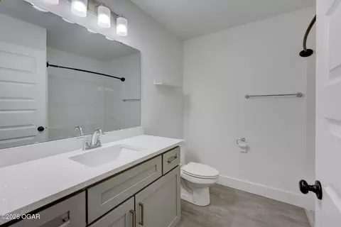 Bath - 338 E Greystone Square Webb City Mo 64870 Sq, Webb City, MO 64870 photo 5 of 6
