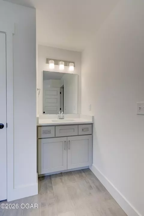 Bath - 338 E Greystone Square Webb City Mo 64870 Sq, Webb City, MO 64870 photo 3 of 6