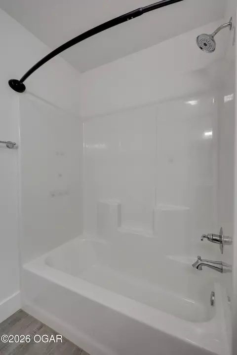 Bath - 338 E Greystone Square Webb City Mo 64870 Sq, Webb City, MO 64870 photo 6 of 6