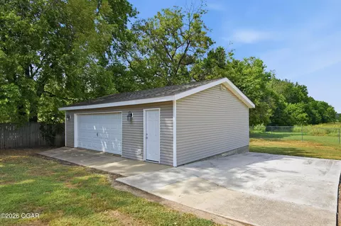 Exterior - 17529 Jayhawk Road Carthage Mo 64836 Rd, Carthage, MO 64836 photo 10 of 12