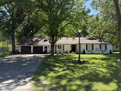 Exterior - 200 Maple Street Lamar Mo 64759 St, Lamar, MO 64759 photo 2 of 6