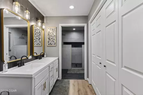 Bath - 200 Maple Street Lamar Mo 64759 St, Lamar, MO 64759 photo 1 of 2