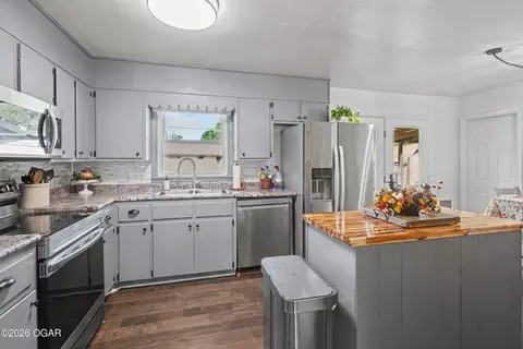Kitchen - 709 Arthur Aull Road Lamar Mo 64759 Rd, Lamar, MO 64759 photo 2 of 3