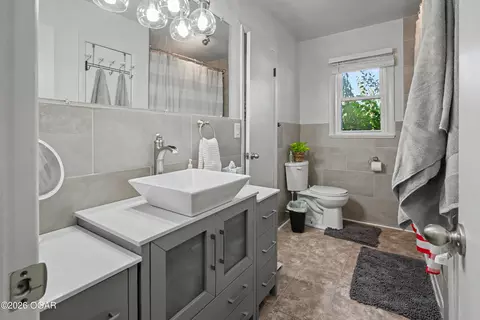 Bath - 709 Arthur Aull Road Lamar Mo 64759 Rd, Lamar, MO 64759 photo 2 of 2
