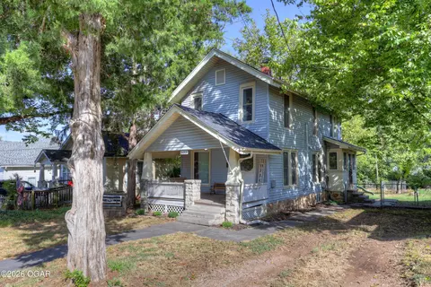 Exterior - 525 E Macon Street Carthage Mo 64836 St, Carthage, MO 64836 photo 2 of 4