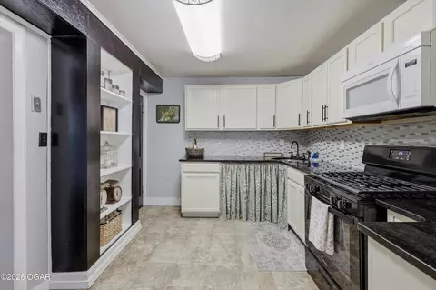 Kitchen - 525 E Macon Street Carthage Mo 64836 St, Carthage, MO 64836 photo 2 of 3