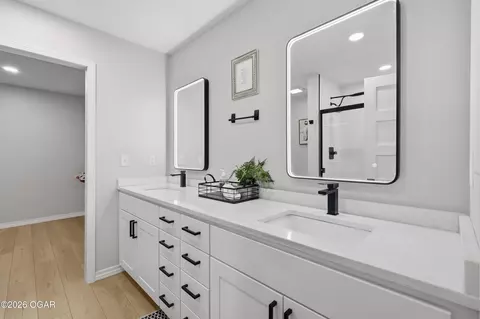Bath - 404 E Maple Street Diamond Mo 64840 St, Diamond, MO 64840 photo 1 of 5