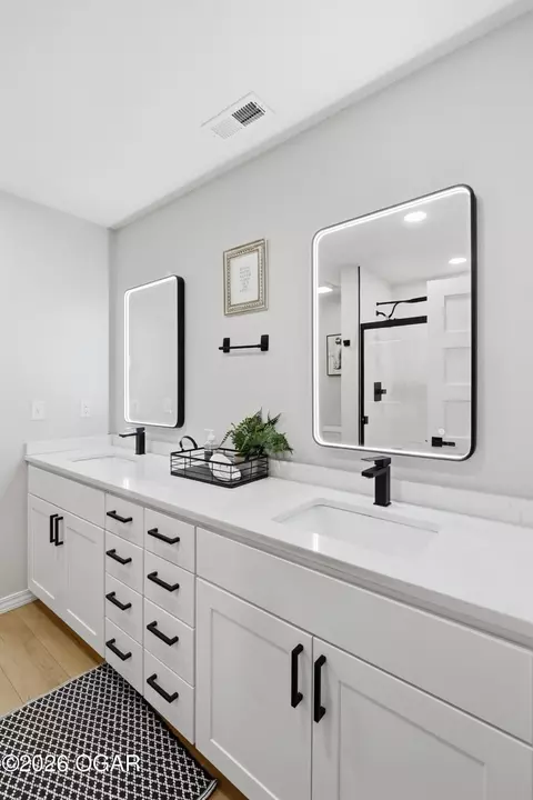 Bath - 404 E Maple Street Diamond Mo 64840 St, Diamond, MO 64840 photo 2 of 5