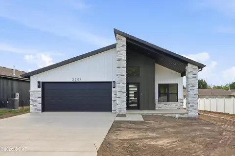Exterior - 2201 Modern Avenue Carthage Mo 64836 Ave, Carthage, MO 64836 photo 2 of 4