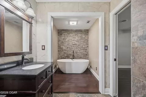 Bath - 2007 E 47th Street Joplin Mo 64804 St, Joplin, MO 64804 photo 4 of 8