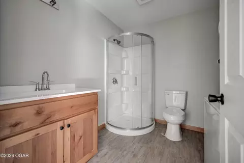 Bath - 717 Benham Avenue Neosho Mo 64850 Ave, Neosho, MO 64850 photo 3 of 4