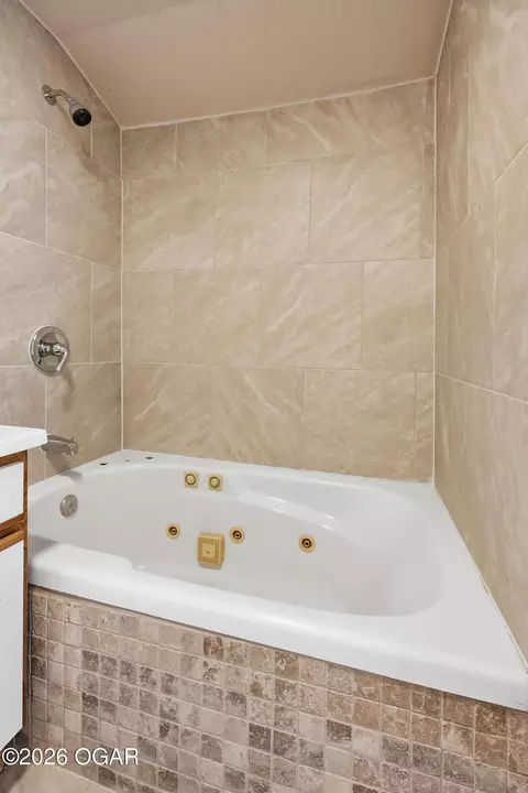 Bath - 1402 Poplar Street Lamar Mo 64759 St, Lamar, MO 64759 photo 2 of 4