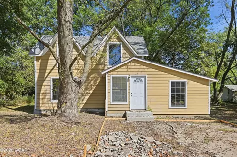 Exterior - 1402 Poplar Street Lamar Mo 64759 St, Lamar, MO 64759 photo 1 of 5