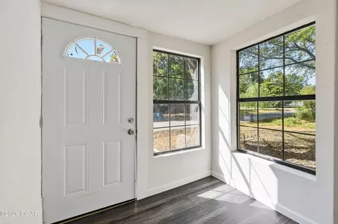 Entry Way - 1402 Poplar Street Lamar Mo 64759 St, Lamar, MO 64759 photo 1 of 3