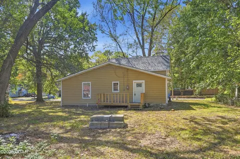 Exterior - 1402 Poplar Street Lamar Mo 64759 St, Lamar, MO 64759 photo 3 of 5
