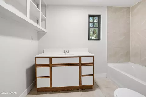 Bath - 1402 Poplar Street Lamar Mo 64759 St, Lamar, MO 64759 photo 3 of 4