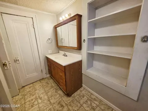 Bath - 305 E Jackson Street Pittsburg Ks 66762 St, Pittsburg, KS 66762 photo 3 of 4