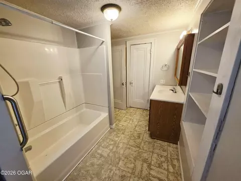 Bath - 305 E Jackson Street Pittsburg Ks 66762 St, Pittsburg, KS 66762 photo 2 of 4