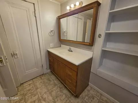 Bath - 305 E Jackson Street Pittsburg Ks 66762 St, Pittsburg, KS 66762 photo 4 of 4