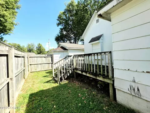 Exterior - 305 E Jackson Street Pittsburg Ks 66762 St, Pittsburg, KS 66762 photo 3 of 5