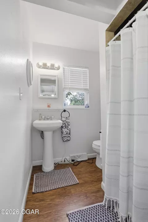 Bath - 2555 E Markwardt Street Joplin Mo 64801 St, Joplin, MO 64801 photo 1 of 2