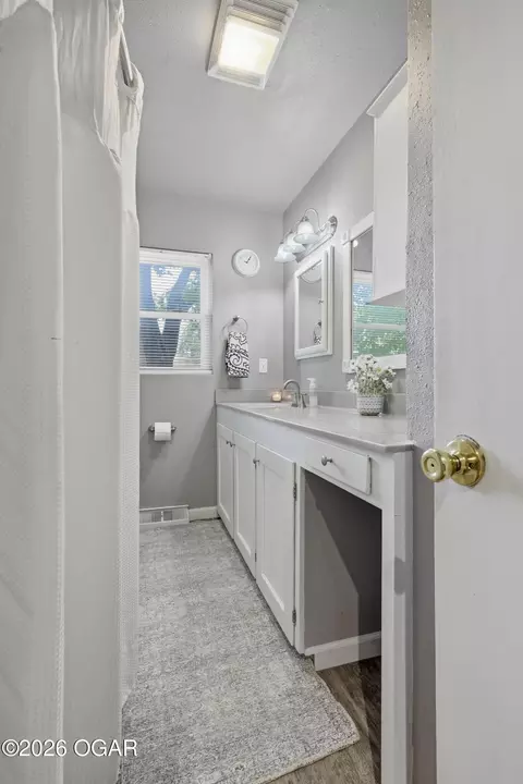 Bath - 2555 E Markwardt Street Joplin Mo 64801 St, Joplin, MO 64801 photo 2 of 2
