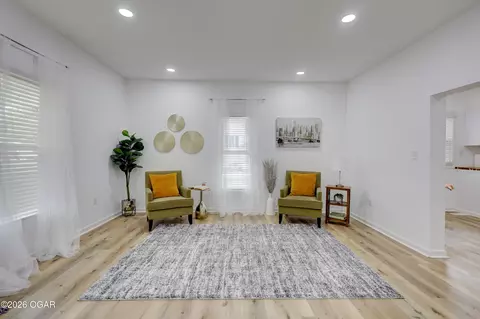 Living - 2650 E 8th Street Joplin Mo 64801 St, Joplin, MO 64801 photo 2 of 4