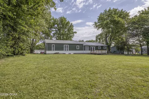Exterior - 302 E Market Street Diamond Mo 64840 St, Diamond, MO 64840 photo 2 of 5