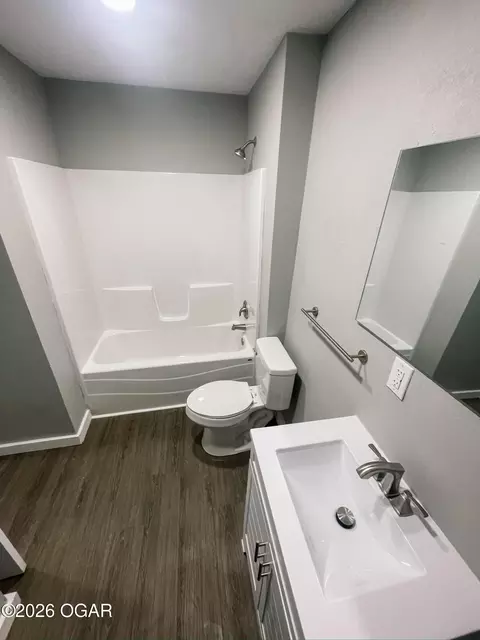 Bath - 608 N Central Avenue Monett Mo 65708 Ave, Monett, MO 65708 photo 3 of 3